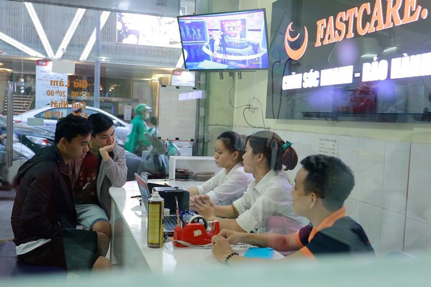 Nhân viên FASTCARE tư vấn cho khách hàng Nhân viên FASTCARE tư vấn cho khách hàng