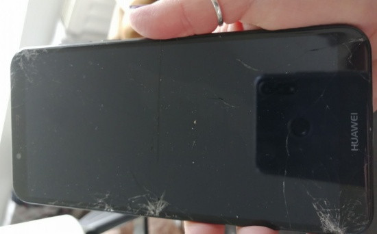 Mặt kính Huawei Y7 bị bể Mặt kính Huawei Y7 bị bể