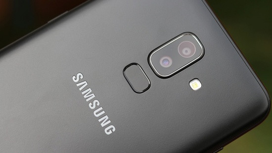 Thay kính camera Samsung J8 Thay kính camera Samsung J8