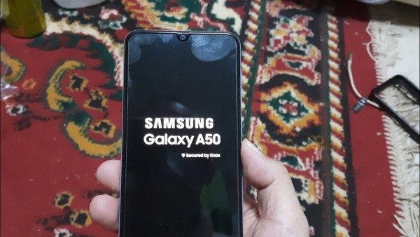 Mẹo xử lý điện thoại Samsung A50 bị đơ không tắt nguồn được