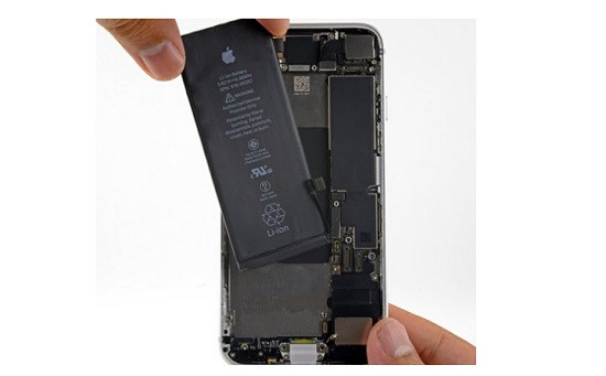 Thay pin iPhone SE 2020 uy tín giá tốt