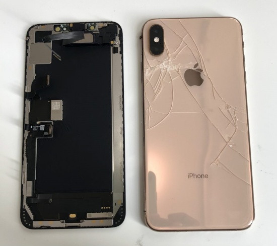 Nắp lưng iPhone Xs Max bị bể và cần được thay mới Nắp lưng iPhone Xs Max bị bể và cần được thay mới