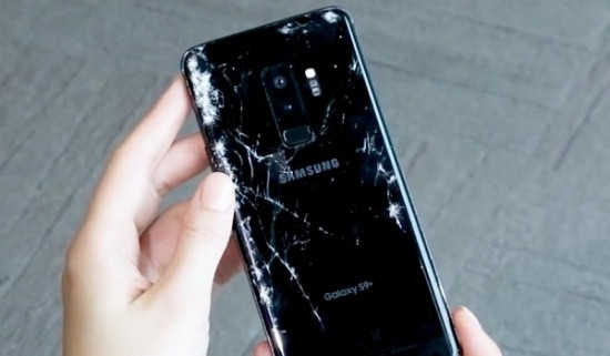 Vỏ Samsung S9 Plus bị hư hỏng sau khi phải chịu tác động mạnh