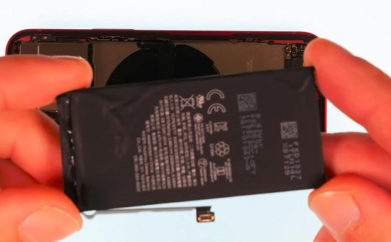 Thay pin iPhone 13 Mini giá tốt lấy ngay