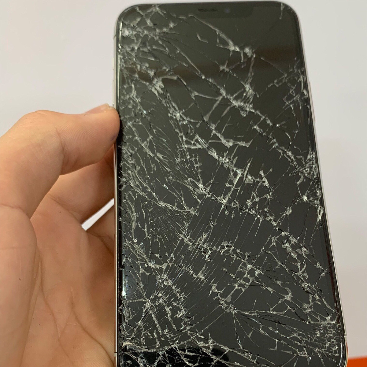 Nếu làm vỡ màn hình iPhone 11 Pro Max bạn đã vô tình đánh mất cả một gia  tài  VTVVN