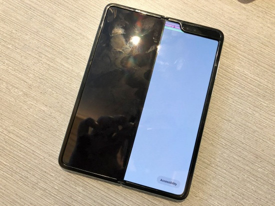 Lỗi màn hình Samsung Z Fold 1 Lỗi màn hình Samsung Z Fold 1
