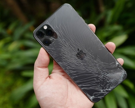 iPhone 11 Pro bị rơi vỡ