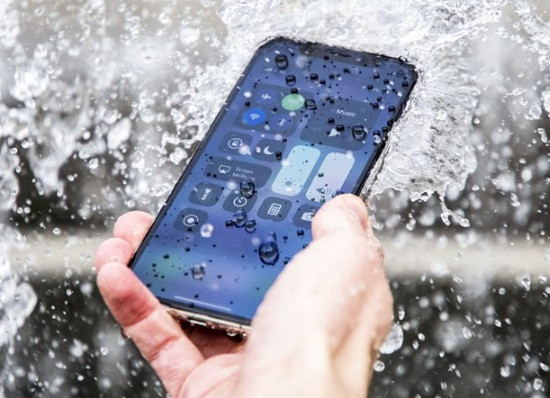 Hạn chế để iPhone XS tiếp xúc với nước