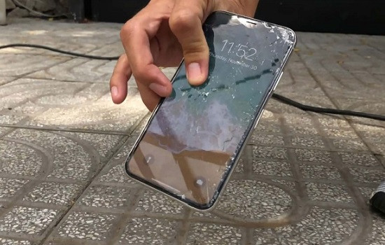 Màn hình iPhone 11 Pro bị xước do va chạm