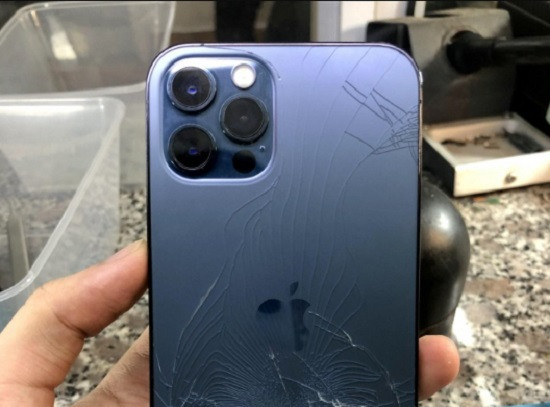 Nguyên nhân khiến iPhone 12 Pro bị chảy mực màn hình Nguyên nhân khiến iPhone 12 Pro bị chảy mực màn hình
