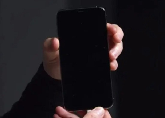 Tình trạng iPhone Xs bị đen màn hình mà vẫn có tiếng Tình trạng iPhone Xs bị đen màn hình mà vẫn có tiếng