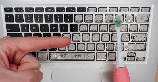 Vệ sinh bàn phím Macbook