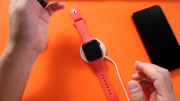 Có thể sạc Apple Watch bằng bộ sạc của iPhone không