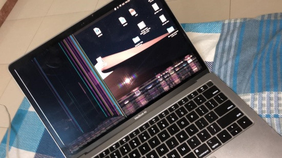 Màn hình Macbook Air 2019 hư hỏng