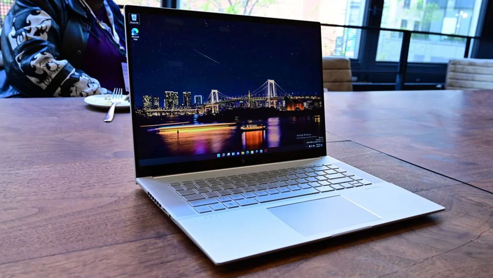 Cách bảo vệ bàn phím laptop HP Envy 16 trước và sau khi thay