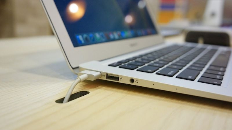 Sạc Macbook qua đêm có sao không Sạc Macbook qua đêm có sao không