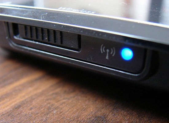 Bat-nut-wifi-tren-laptop Bat-nut-wifi-tren-laptop