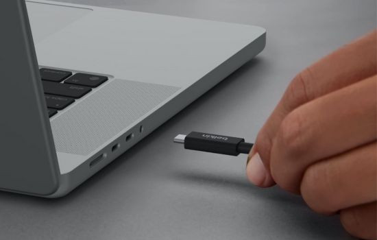 Kiểm tra giắc cắm USB trên laptop và nguồn điện