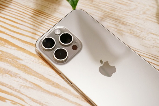Thay kính camera iPhone 15 Pro