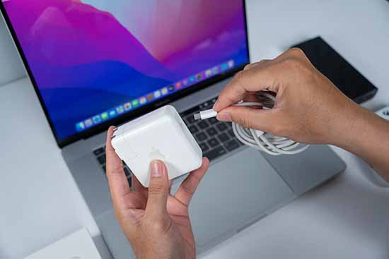 Giải đáp: sạc Macbook có cần tắt máy không? Giải đáp: sạc Macbook có cần tắt máy không?