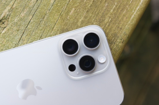 Thay kính camera iPhone 15 Pro Max lấy liền Thay kính camera iPhone 15 Pro Max lấy liền
