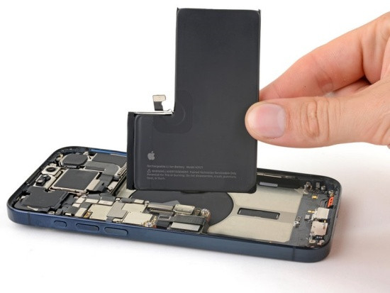 Dịch vụ thay pin iPhone 15 Pro Max chính hãng, giá rẻ, lấy liền tại FASTCARE