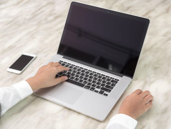 Cách mở laptop HP không cần nút nguồn