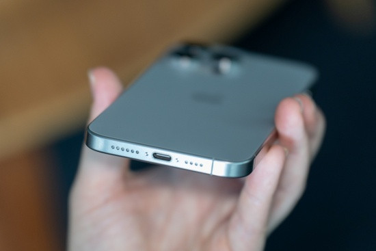 Thay chân sạc iPhone 15 Pro Max chất lượng