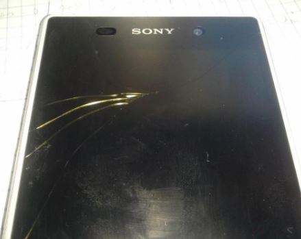 Mặt kính Sony XA bị rạn nứt do va đập
