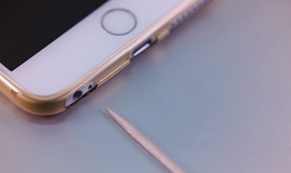 Vệ sinh mic iPhone 6 với vật nhọn và bông