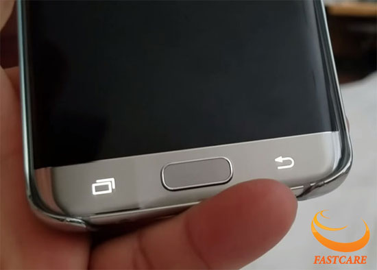 Samsung S7 Edge dang dung bi sap nguon