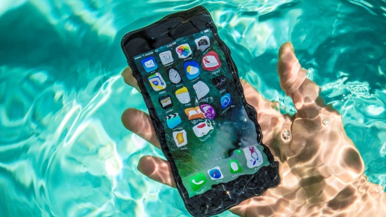 Ngấm nước quá lâu cũng có thể làm camera iPhone 7 Plus bị hư hỏng