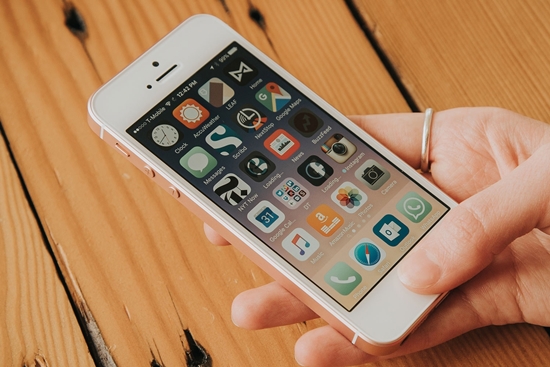 Thay pin iPhone SE