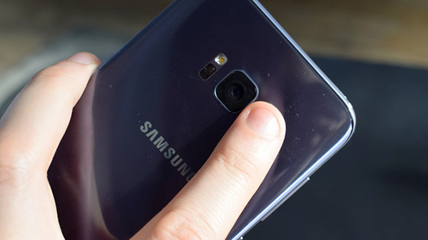 Làm sạch ống kính để khắc phục Samsung S8 lỗi camera sau