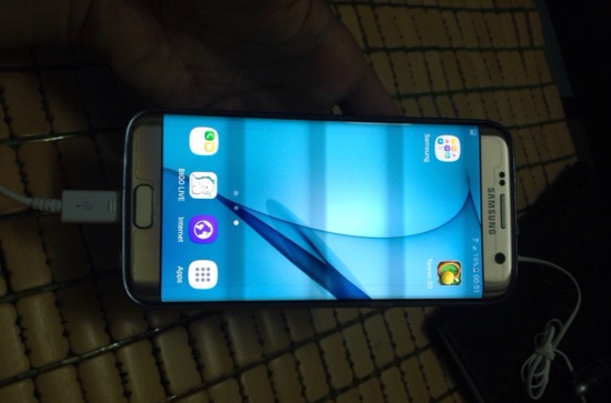Màn hình điện thoại Samsung bị sọc ngang