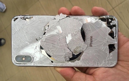 Tác động mạnh cũng có thể làm iPhone X bị hư loa trong