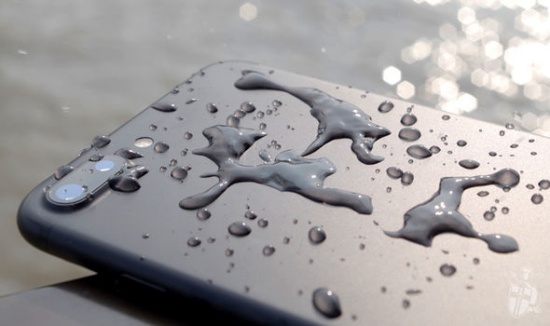 iPhone 7 Plus rơi vào nước