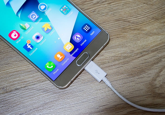 Tại sao điện thoại Samsung sạc pin lâu đầy, khắc phục ra sao