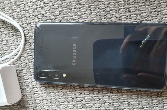 Nắp lưng của Samsung A7 2018 bị nứt bể
