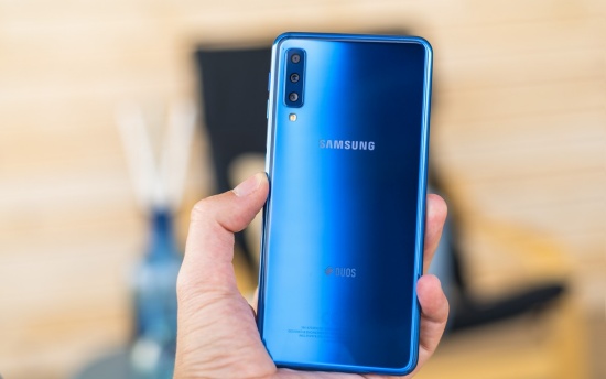 thay nắp lưng Samsung A7 2018