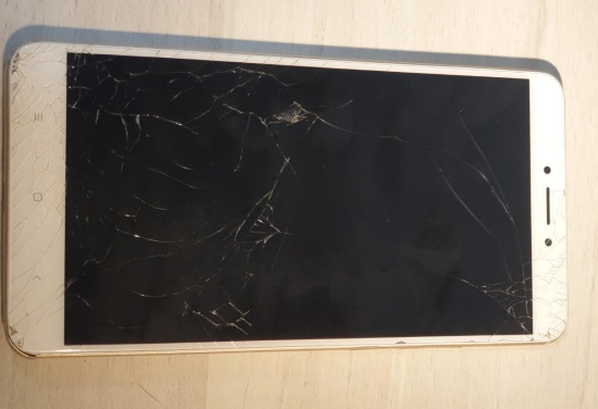 Màn hình Xiaomi Mi Max 2 bị bể mặt kính bên ngoài