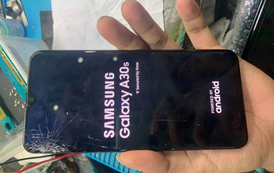 Samsung A30s bị bể mặt kính