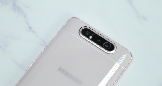 Kính camera Samsung A80 dễ bị hư hỏng