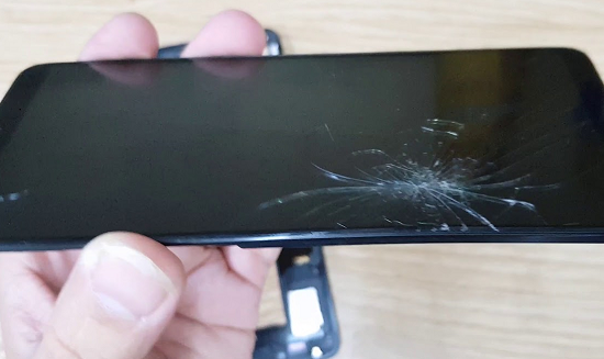 Điện thoại Samsung A8 Star bị bể mặt kính