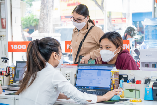 Khách hàng được tư vấn chu đáo