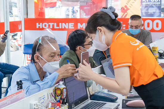 Khách hàng ký tên lên linh kiện
