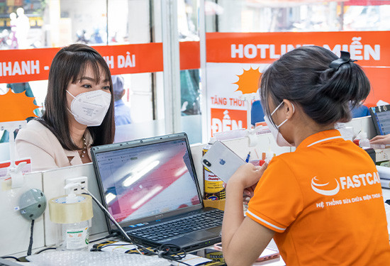 Nhân viên FASTCARE hỗ trợ khách hàng nhiệt tình