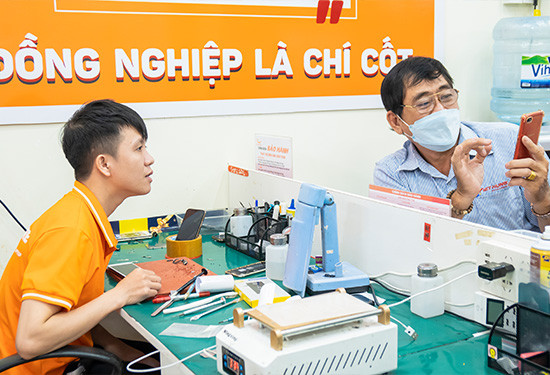 Nhân viên nhiệt tình với khách Nhân viên nhiệt tình với khách