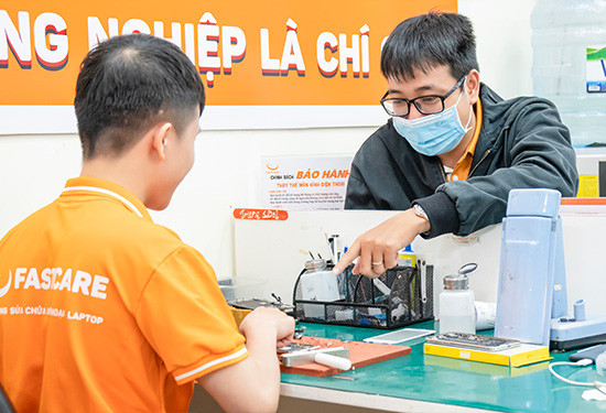 Khách hàng chứng kiến quy trình sửa chữa Khách hàng chứng kiến quy trình sửa chữa