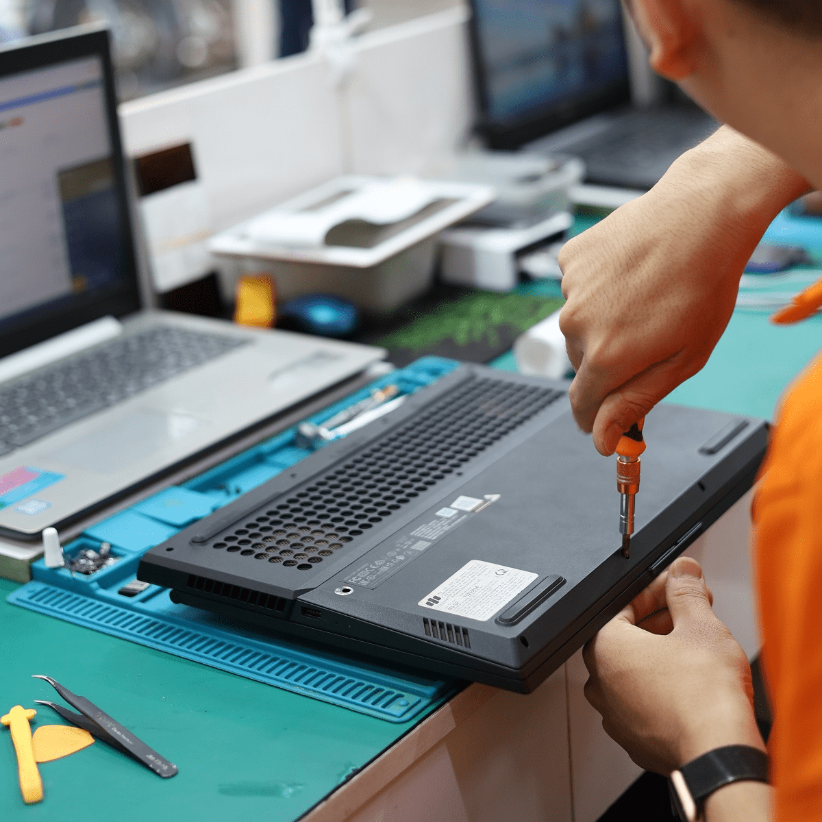 khach-hang-thay-the-sua-chua-laptop-tai-fastcare